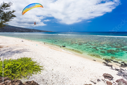 Tableau sur toile Parapente au-dessus du lagon de saint leu, île de la Réunion
