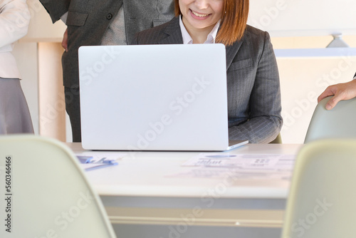 指導を受けながらノートパソコンを操作するビジネスウーマン 