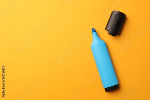 Obraz na płótnie Bright light blue marker on orange background, flat lay