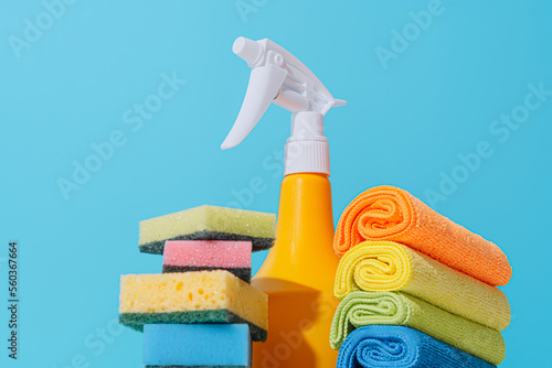 Obraz na płótnie spring cleaning concept. detergent bottle and sponges for cleaning w salonie