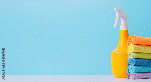 Obraz na płótnie spring cleaning concept. detergent bottle and sponges for cleaning w salonie