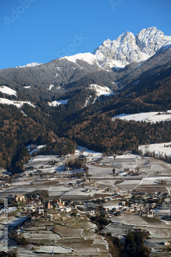 Blick auf Dorf Schenna und den Ilfinger im Winter, Südtirol