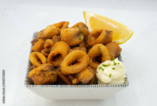 Schilderij op canvas Ration of typical Spanish fried calamari rings