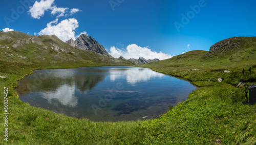 Fototapeta Naklejka Na Ścianę i Meble -  Lac de Chalantiès en été avec le Bric Bouchet  , paysage du Massif du Queyras .