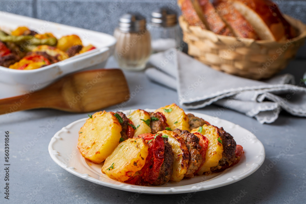 Traditional Turkish food; baked potatoes and meatballs. Turkish name; kofteli patates dizmesi, patates dizme Traditional Turkish food; baked potatoes and meatballs. Turkish name; kofteli patates dizmesi, patates dizme