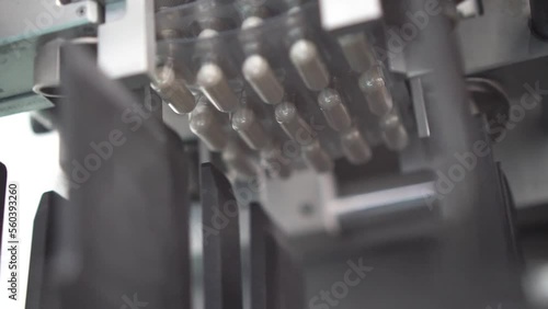 maquina de preparación y selección para el envasado de medicamentos y cápsulas de color blanco medicinales en empresa de la industria farmacéutica photo