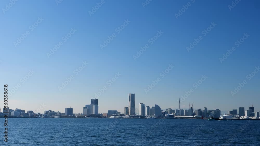 穏やかな日の横浜港とみなとみらい 大黒ふ頭からの眺め 船が進む 穏やかな日の横浜港とみなとみらい 大黒ふ頭からの眺め 船が進む