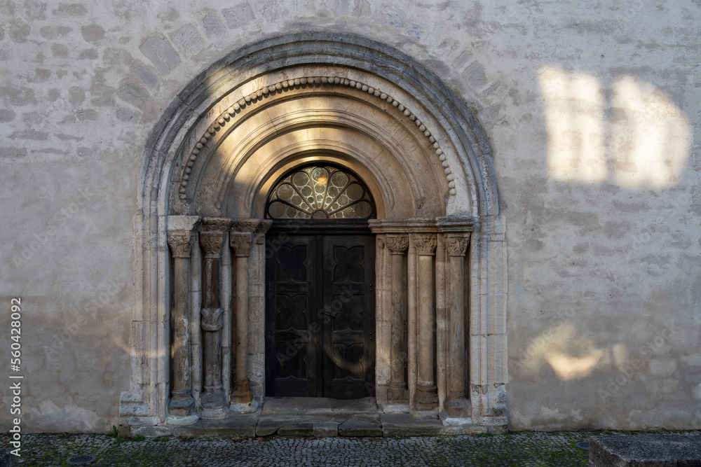 Fototapeta premium Ales rustikales Eingangstor