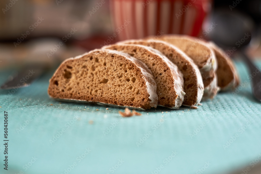 Photo of sliced gingerbread on the table