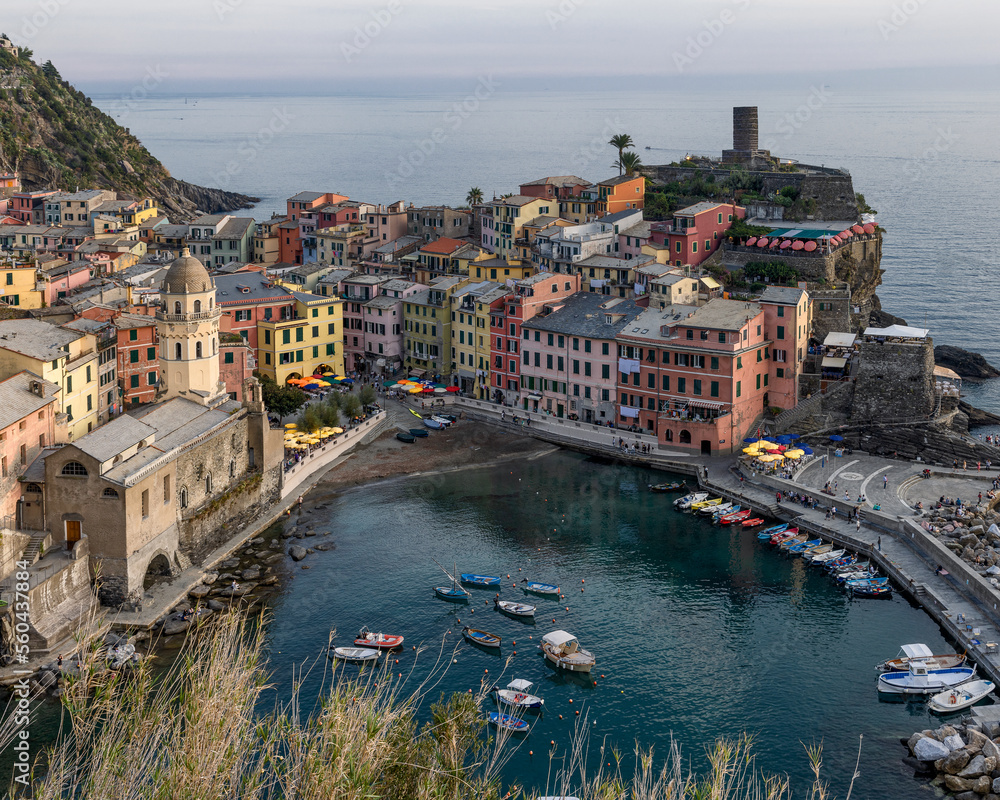 Panoramica de Vernazza en Cinque Terre, Liguria, Italia