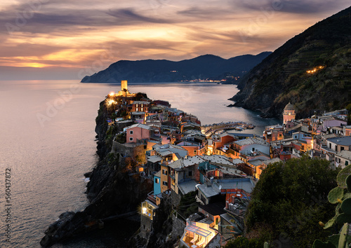 Hermoso atardecer en Vernazza, Cinque Terre, Liguria, Italia