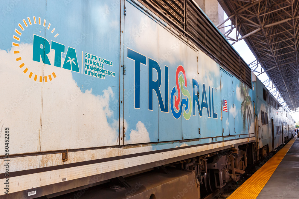 Fotka „Tri-Rail logo on a commuter rail train at Miami International ...