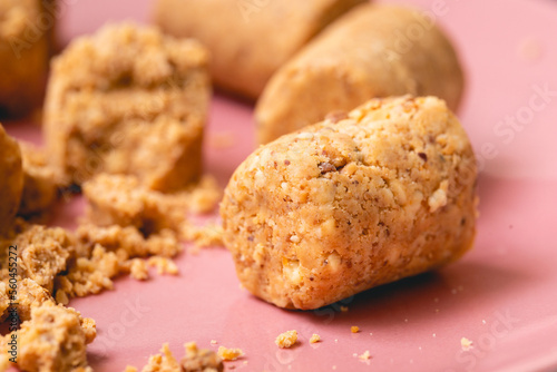 Paçoca de amendoim ou paçoquinha em fotografia macro. Doce, Sobremesa, Comida brasileira. photo