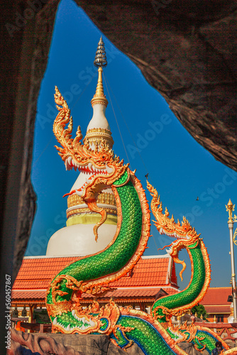 panoramic background of high mountain scenery, overlooking the atmosphere of the sea, trees and wind blowing in a cool blur, spontaneous beauty