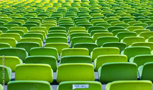 grüne Sitzplätze im Stadion 