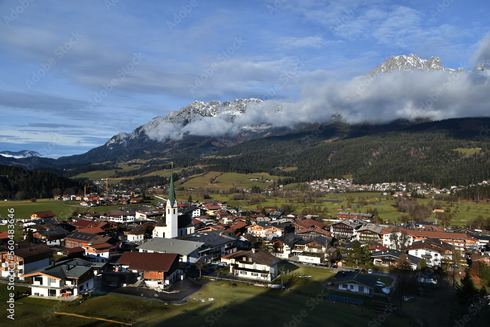 Fototapeta premium Blick auf Ellmau in Tirol mit der St. Michael Kirche
