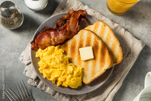 Foto Homemade American Scrambled Egg Breakfast