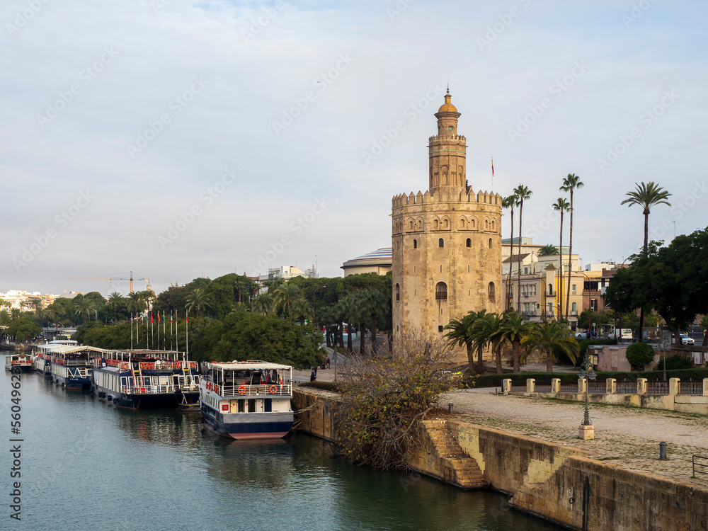 Torre del Oro y rio Guadalquivir de Sevilla Torre del Oro y rio Guadalquivir de Sevilla