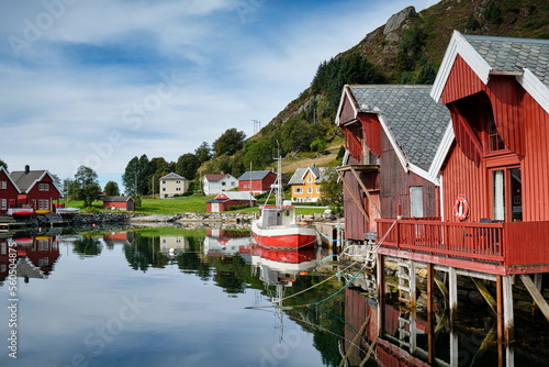 Küste Norwegen, Fischerdorf und rote Häuser mit Boot, Fischkutter  photo