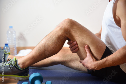 Foto Detail of man doing sports with hamstrings pain