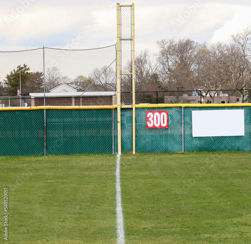 Fényképezés Looking down the third base foul line to the foul pole of a baseball field