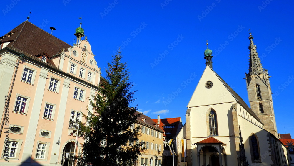 Naklejka premium herrliche Ansicht vom Dom St. Martin in Rottenburg am Neckar vor tiefblauem Himmel