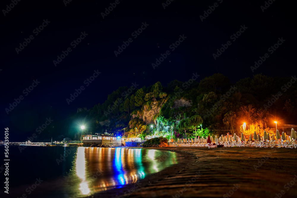 Fototapeta premium Restaurant by the sea late at night.