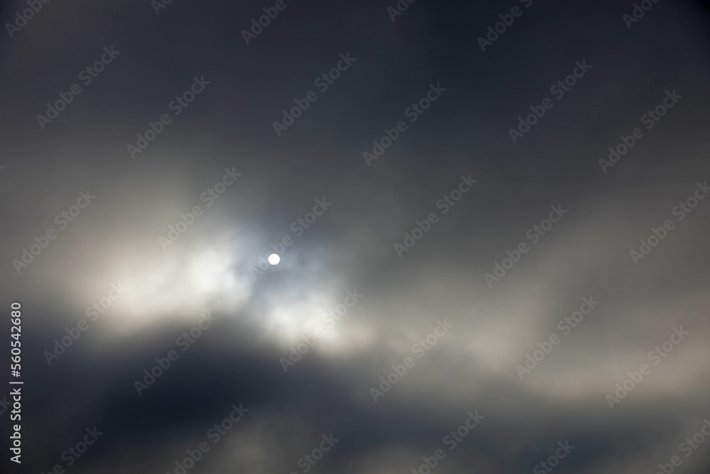 Obraz premium Sonne hinter dunklen Wolken