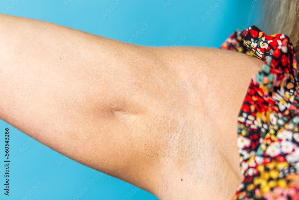 Foto de A close up image of a woman's athletic arm with muscles and a