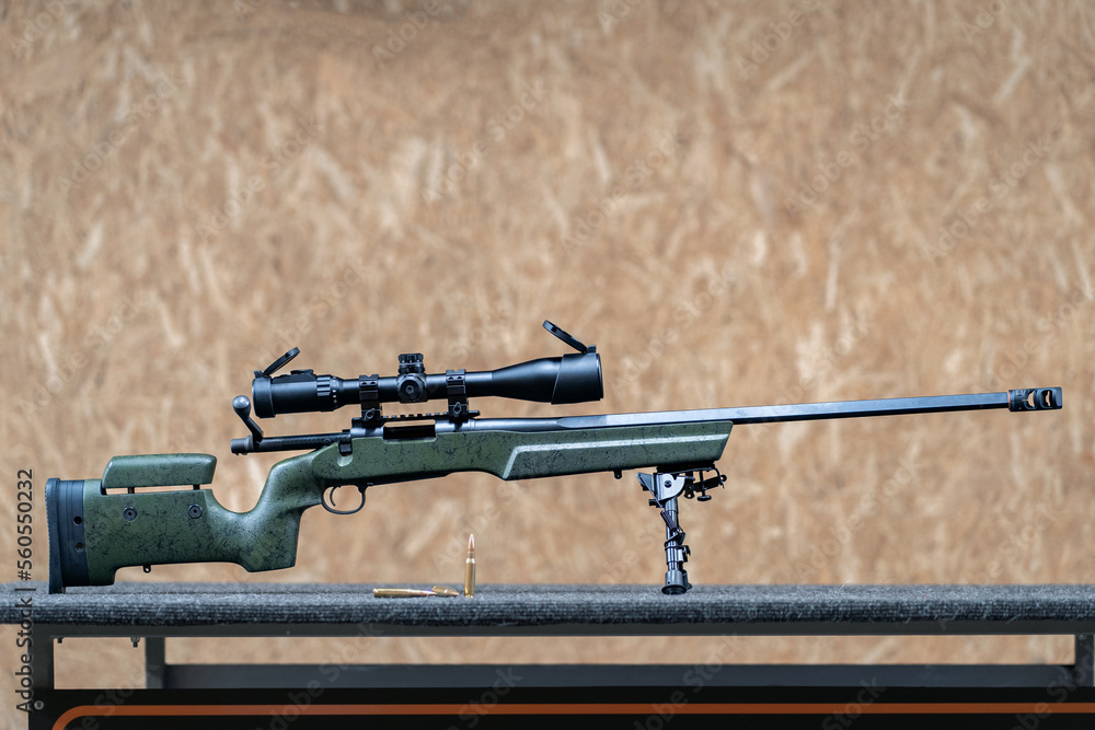 Foto de American sniper rifle with a telescopic sight in a shooting ...