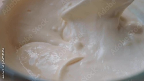 ヨーグルトチーズケーキ　クリーム状の材料をかき混ぜる　クローズアップ photo