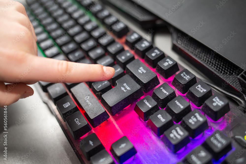 Palec wskazujący klawisz BACKSPACE. Palec na klawiaturze. Palec