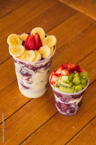 copo de açaí personalizado com frutas kiwi morango banana granola e confeites sorvete gelado photo