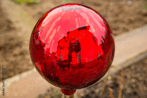 Rote Glaskugel im Garten