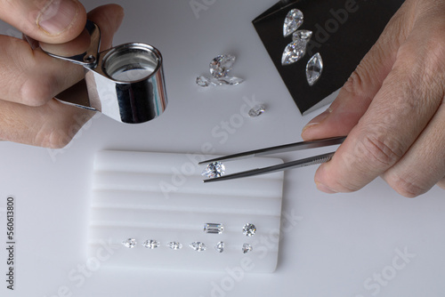 Foto Process of evaluating diamond at diamond dealers workplace