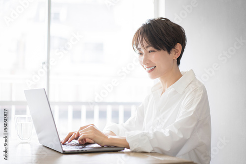自宅でパソコン作業をする女性