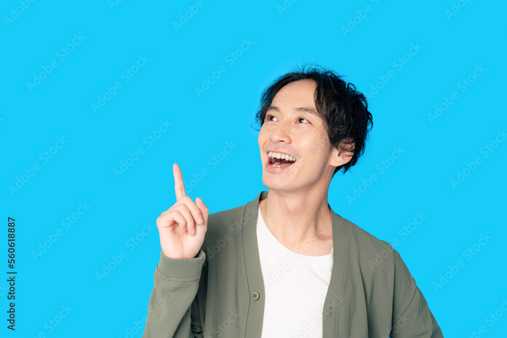 上を指さす男性 上を指さす男性