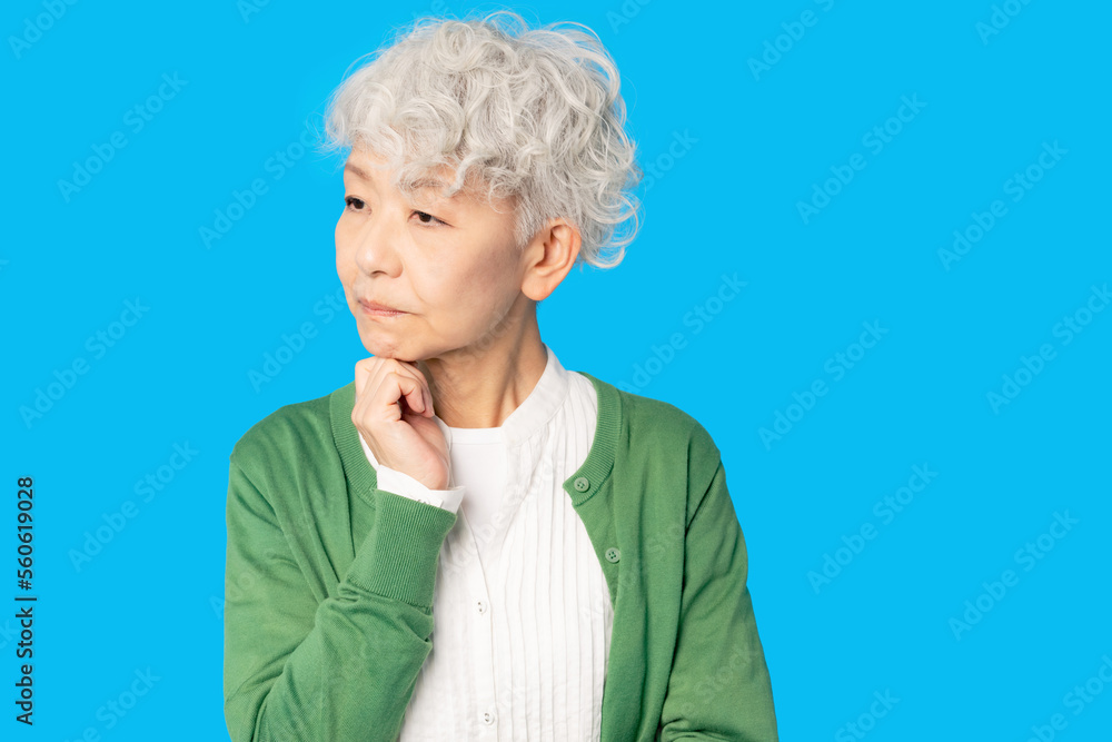 悩むシニア女性 悩むシニア女性