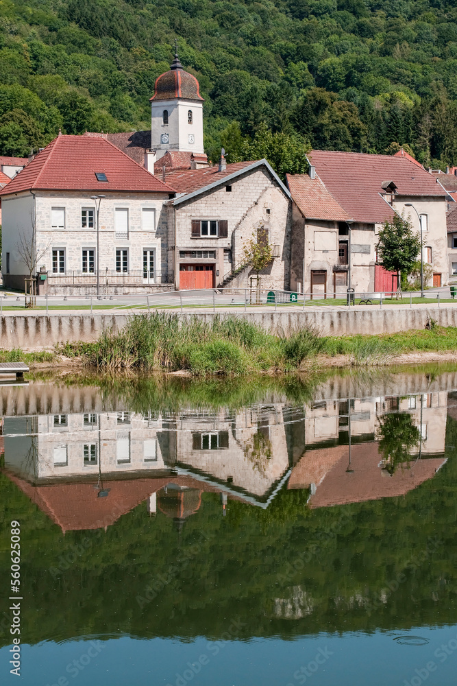 Village le long du fleuve Doubs en France, région Franche-Comté