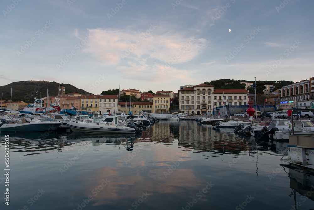 Le port de la ville de Port-Vendres. Une ville portuaire dans le sud de la France. Un port avec un coucher de soleil.