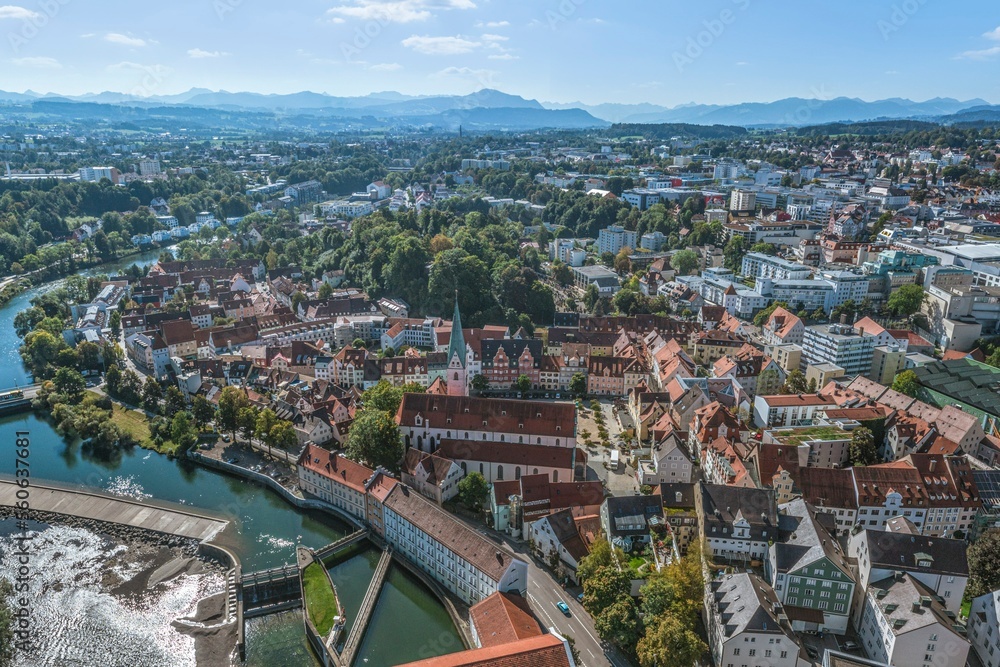 Fototapeta premium Die zentrale Stadt des Allgäus, Kempten, im Luftbild