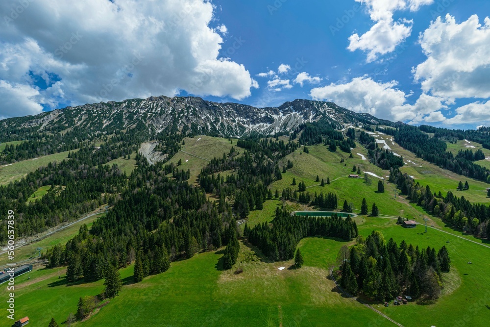 Ausblick auf die Bergkette des Iseler am Oberjoch im Allgäu