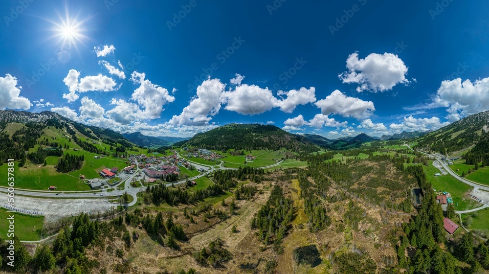 Ausblick auf das Kematsried-Moos am Oberjoch im bayerischen Allgäu