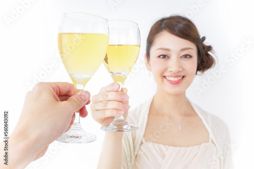 お酒を飲む女性