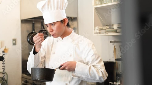 厨房で調理をする男性シェフ