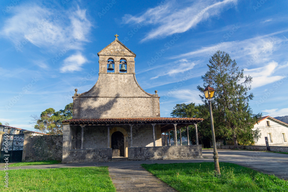 Iglesia de Santiago de Gobiendes (siglo IX). Colunga, Asturias, España.