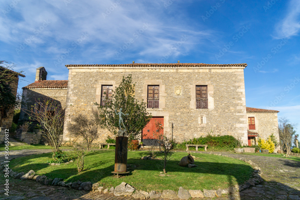Palacio de Gobiendes. Está considerado Monumento Histórico-Artístico desde el 8 de marzo de 1973 y ha sido declarado bien de interés cultural. Asturias, España.