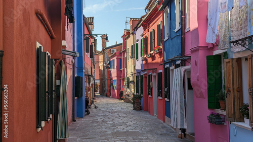 une ruelle de maisons colorées avec du linge étendu aux fenêtre