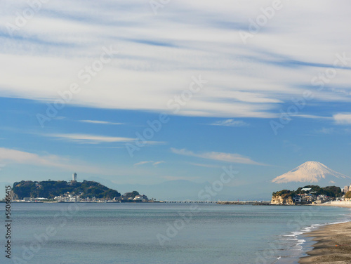 日本、神奈川県、鎌倉市、藤沢市、冬、七里ガ浜から見る江ノ島と富士山