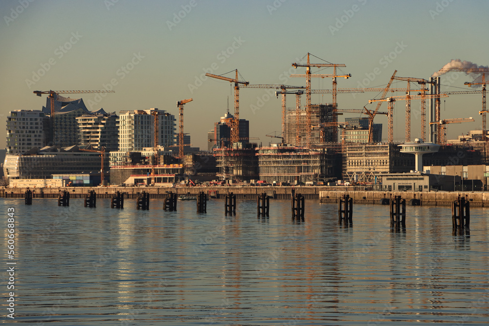 Hamburger HafenCity im Dezember 2022; Blick über die Norderelbe zum Überseequartier